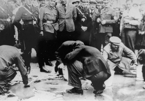 Humiliation
of Jews in
1938 Austria
